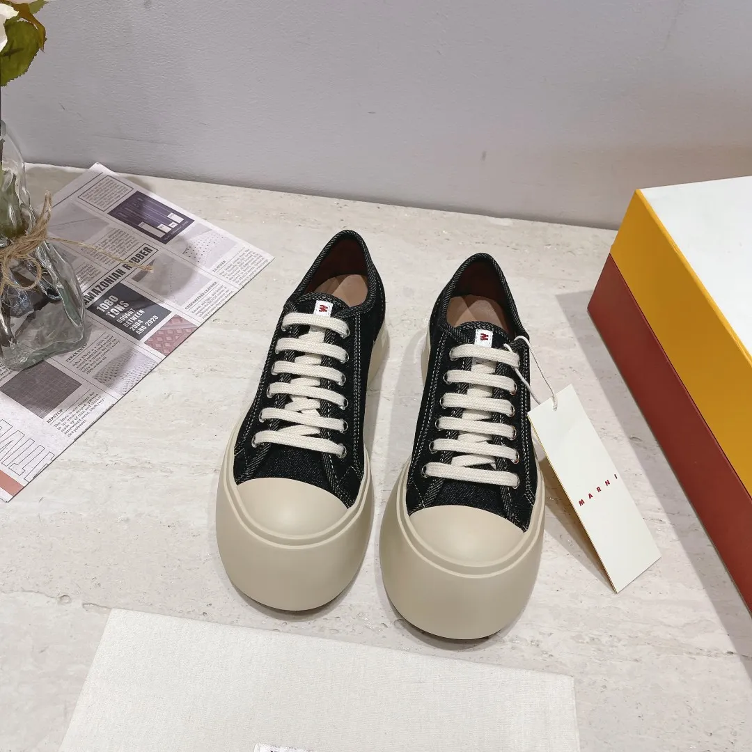 👟👟Ex-factory price 480👟👟Marni classic Mona fat-toe thick-soled shoes [Rose] Latest colorful double-cover packaging [Rose] Mainly recommended single product Cute and cute one, cute and fashionable taste, very good-looking on the feet ❗ Tired of regular white shoes, a pair of these thick-soled big-toe shoes can satisfy daily wear and full of street style. ————————- Upper: cowhide lining: crystal sheepskin. Outsole: The correct version of the outsole! The color is beige, not completely white. The bottom is 5cm thick. Number of yards: 35-39 (34.40 yards are custom-made and cannot be returned or exchanged)